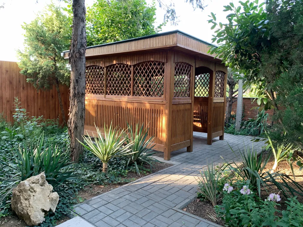 Коттедж Добротный кирпичный дом со своим двором в усадьбе Можжевеловый дворик — Айвовое