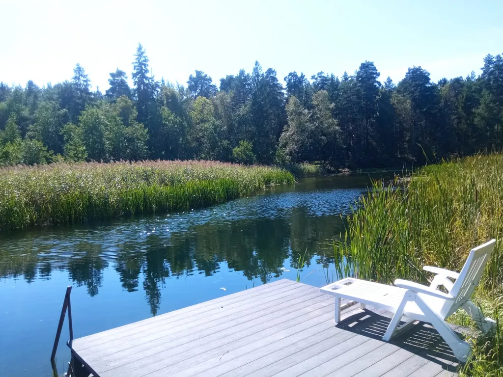 Дом у реки со своим мостком