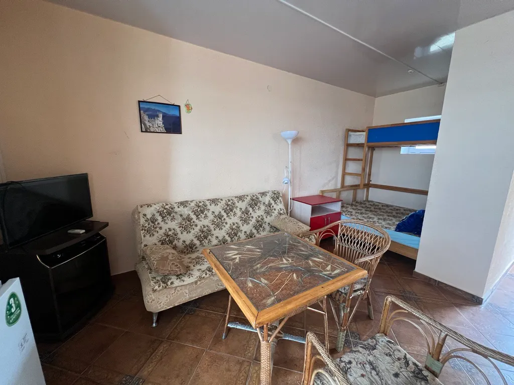 Двухэтажный эллинг на берегу моря