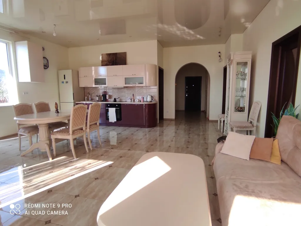 Просторный дом с райским садом на вершине холма с супер видами