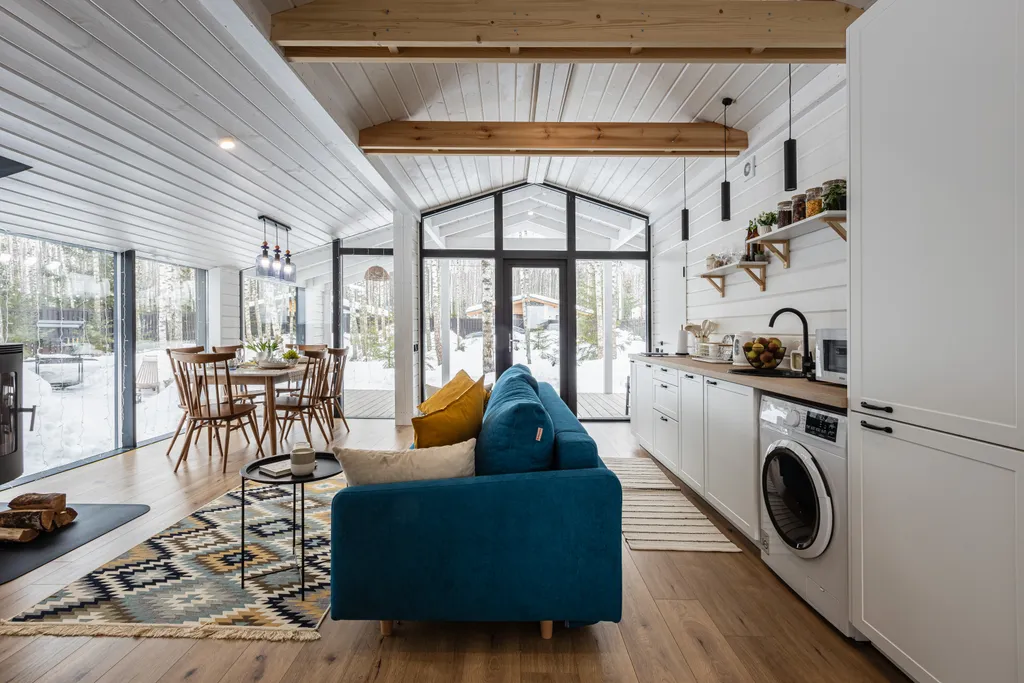 Новый панорамный дом с лесом на участке