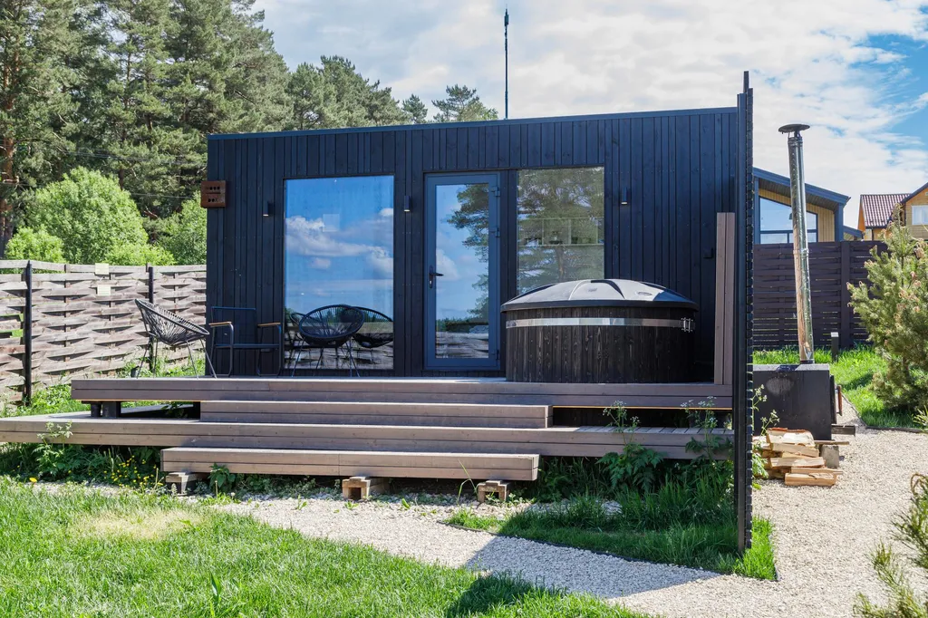 Яркий коттедж с панорамным видом на лес рядом с баней