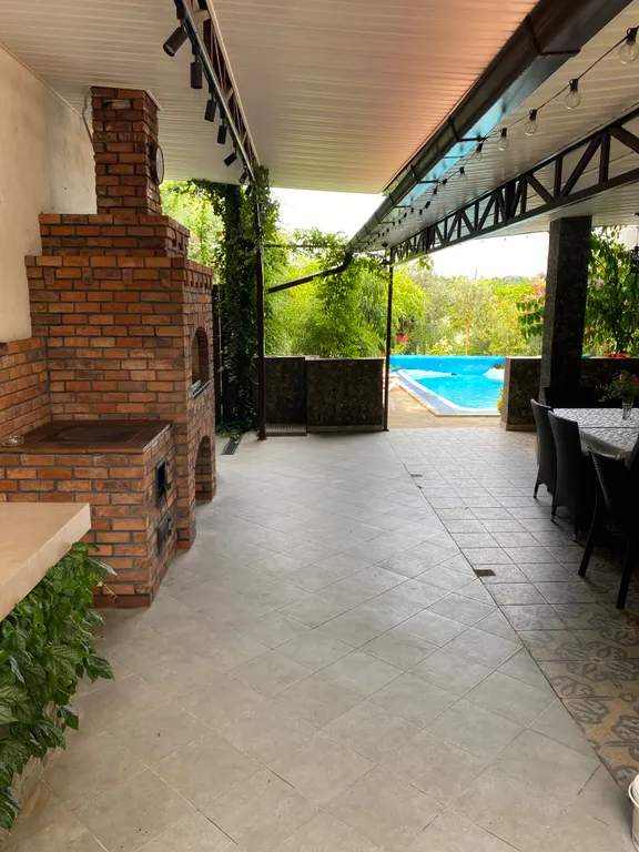 Дом в живописной деревне у моря с бассейном