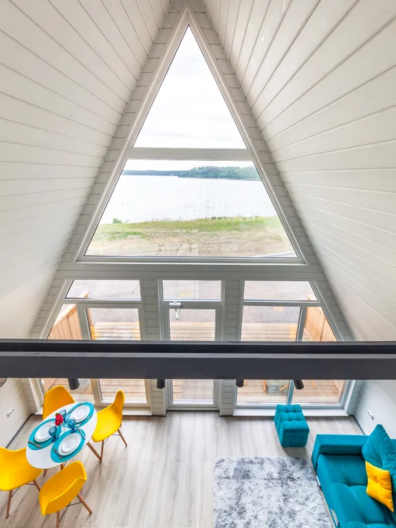 Уютный домик на берегу озера