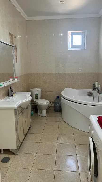 Уютный дом на берегу реки