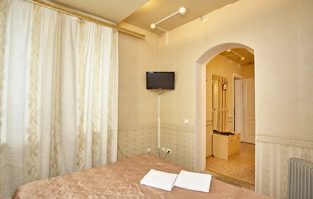 Уютный номер с большой двуспальной кроватью