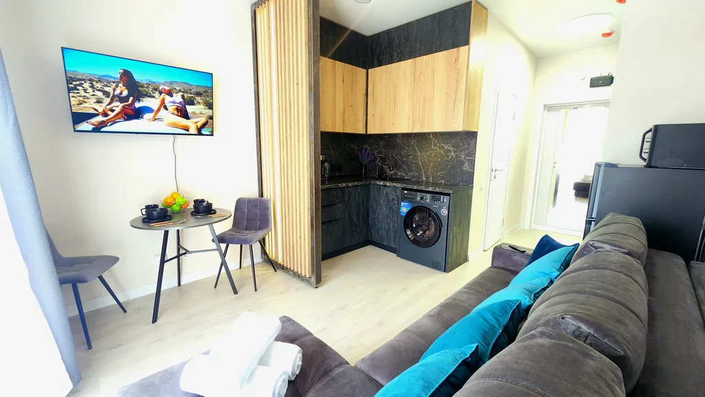 Шикарная студия с видом на бассейн