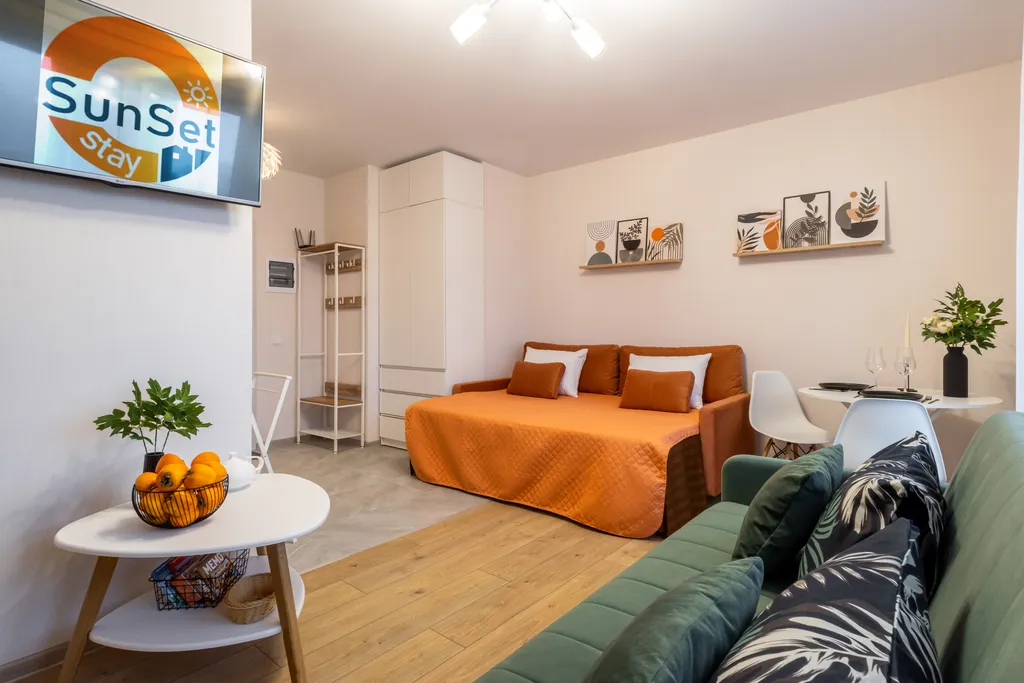 Студия Горизонты Нижнего Оранжево-изумрудный