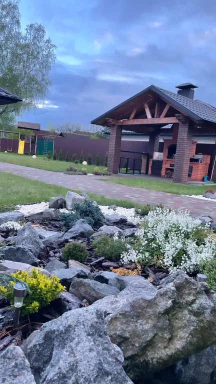 Коттедж для отдыха вблизи леса, с отдельной территорией и баней