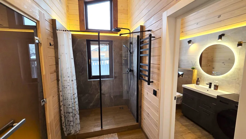 Дом у озера в лесу