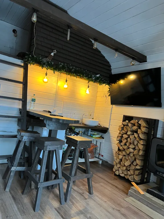 Коттедж Уютный домик с камином и кедровой бочкой на берегу озера — Лобня