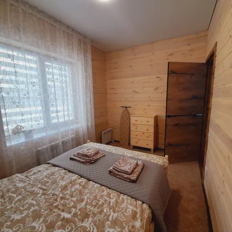 Гостевой дом в сосновом лесу в 15 минутах от курорта Манжерок