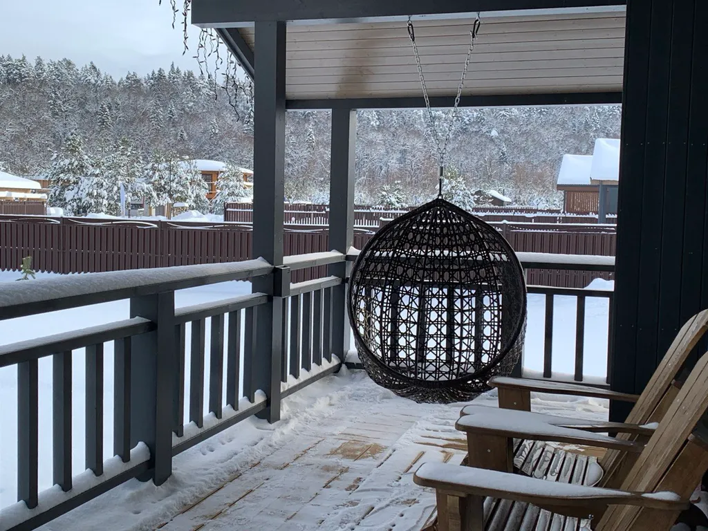 Дом под горой у реки