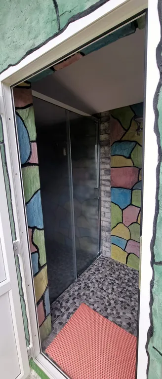 Двухместный домик с двухспальной кроватью и удобствами на территории