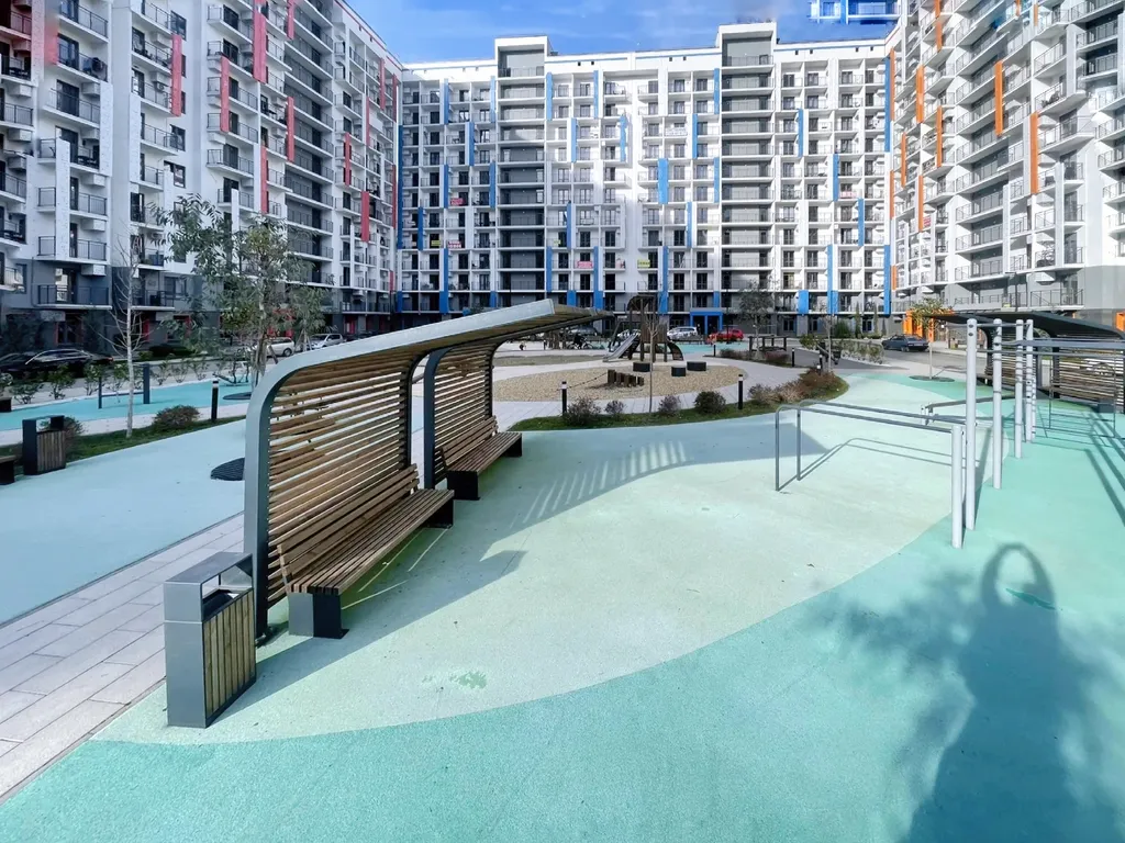 Уютная студия с проектором между морем и горами