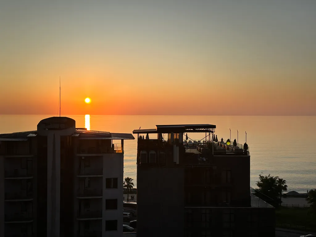 Стильная студия с видом на море и закаты