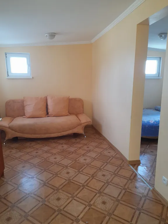 Уютная комната со стоянкой для автомобиля