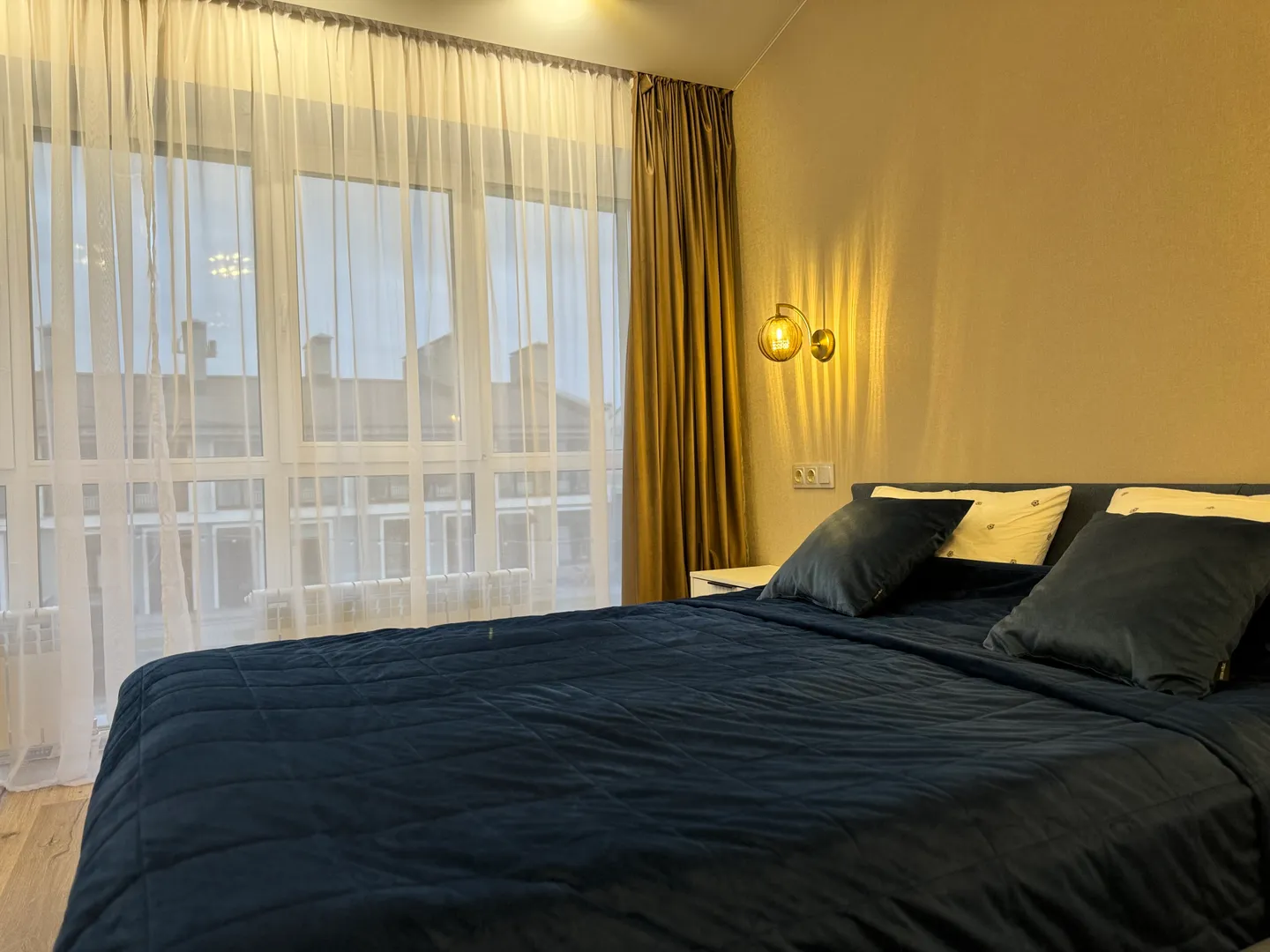 2этаж : двуспальная кровать 160*200 с двумя прикроватными тумбочками и вечерними светильниками . Покрывало и две интерьерные подушки удобно закрывают всю кровать  2этаж : двуспальная кровать 160*200 с двумя прикроватными тумбочками и вечерними светильниками . Покрывало и две интерьерные подушки удобно закрывают всю кровать