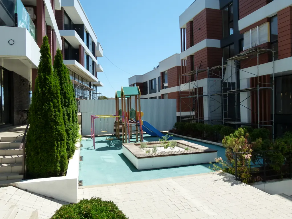 Квартира с дизайнерским ремонтом в японском стиле с бассейном