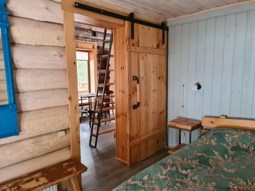 Комфортный дом на лесном участке у озера, рядом с городом