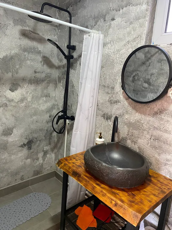 Уютный маленький домик в горах