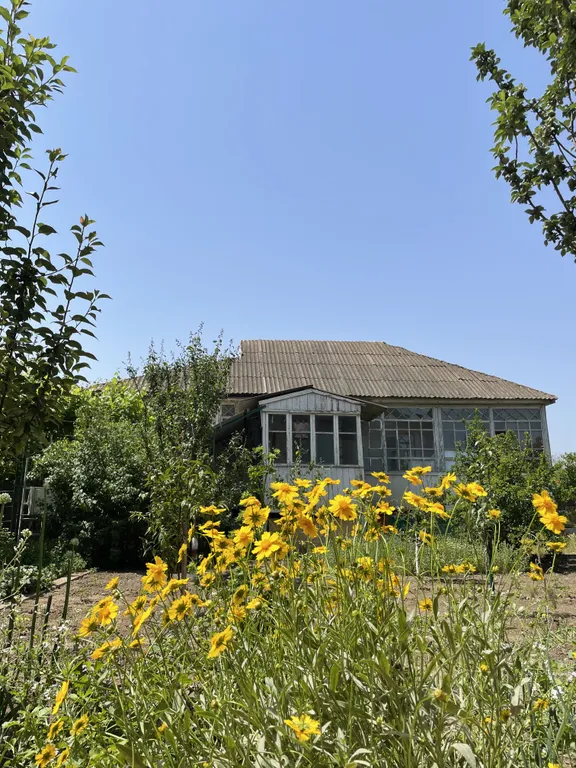 Коттедж Небольшой дом в цветущем саду — аренда посуточно в Каспийск