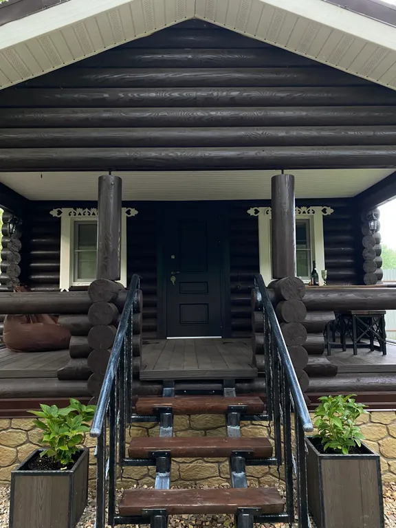 Уютный домик в лесу у пруда