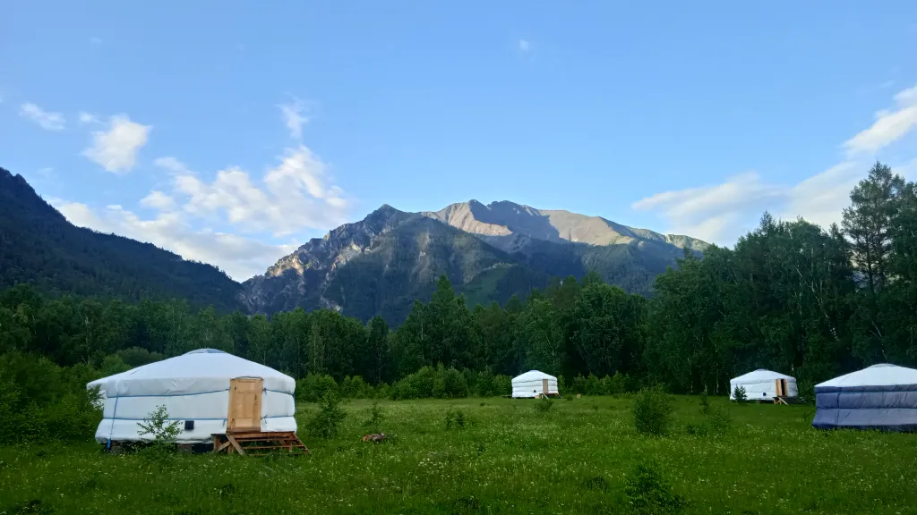 Юрта с панорамным окном и видом на горы