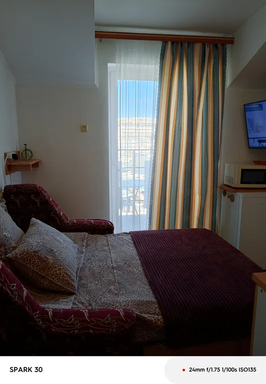 Студия на причале с видом на яхты  и чаек