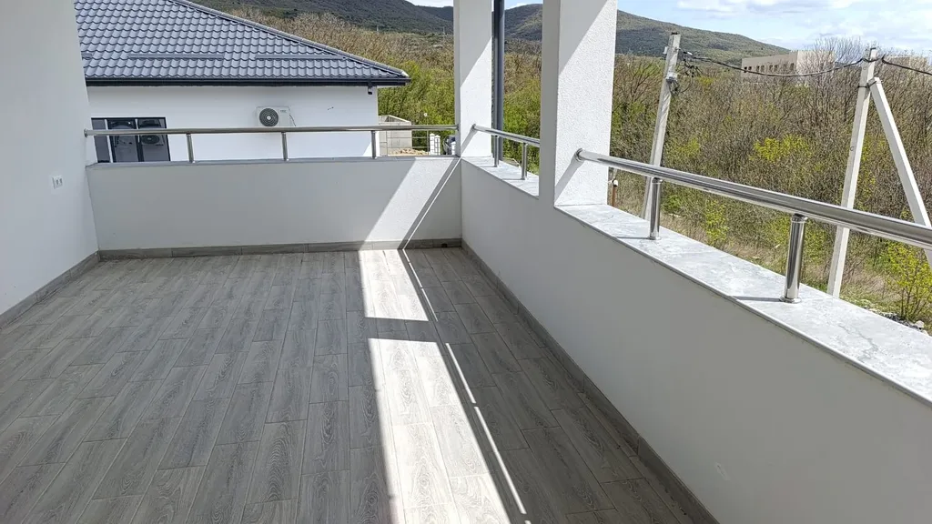 Дом с бассейном и с видом на море и горы