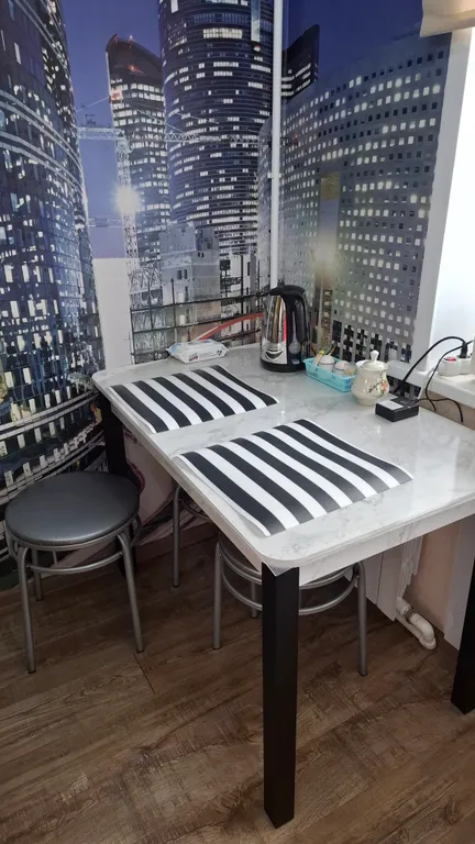 Уютная однокомнатная квартира в спокойном районе, с кроватью и диваном