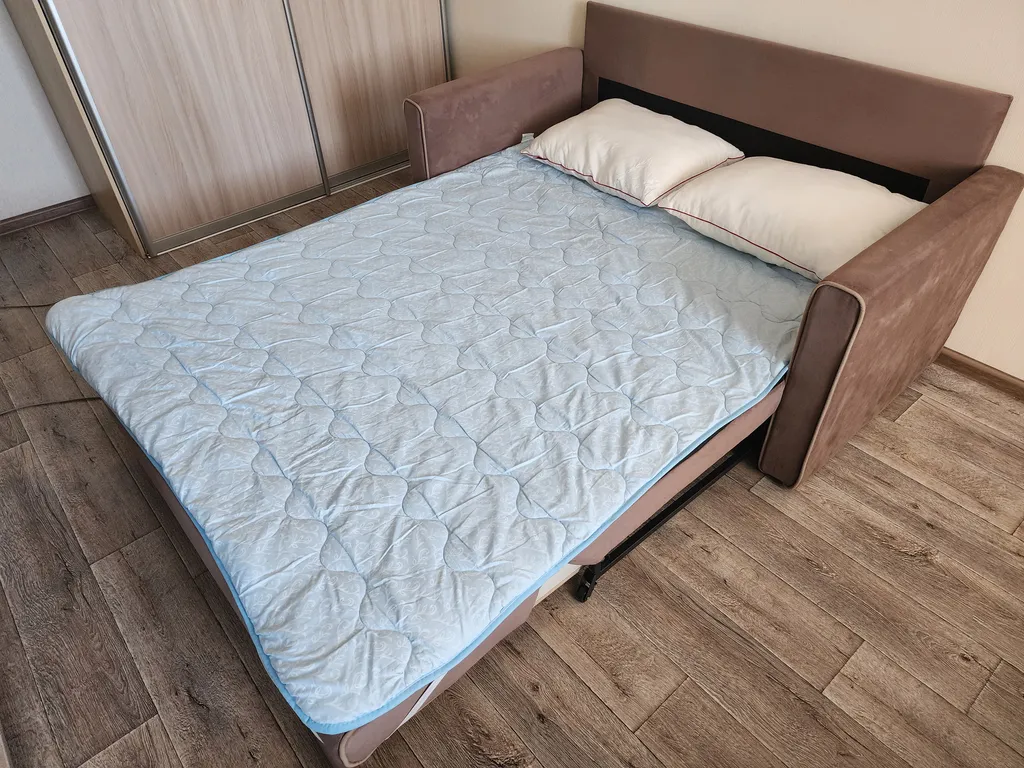 Уютная однокомнатная квартира с видом на озеро рядом с вокзалом