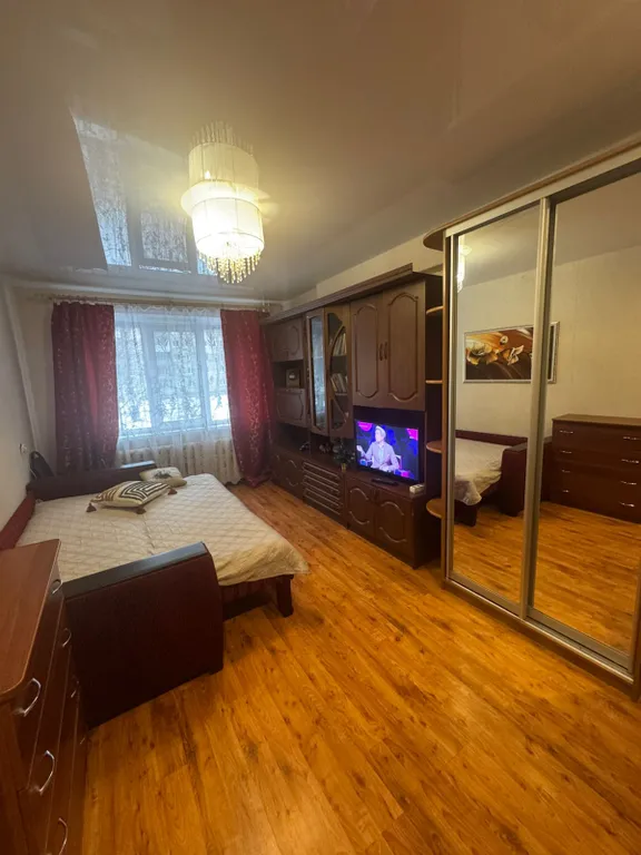 Не дорогая, без изысков, в центре