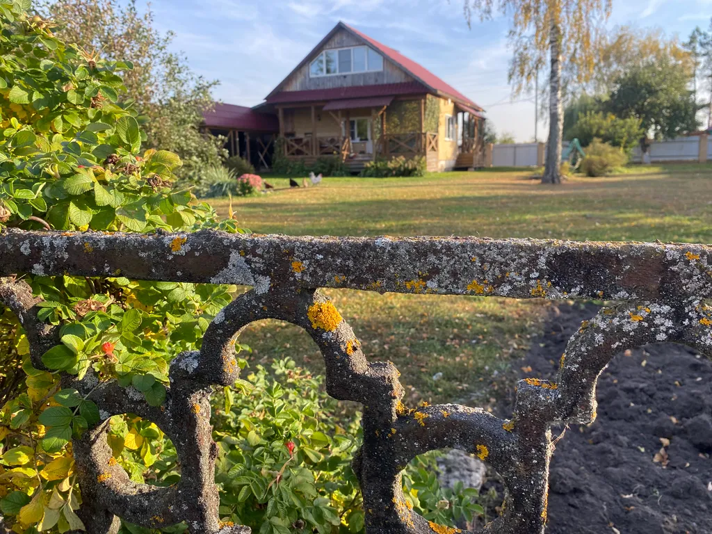 Дом и баня на берегу реки