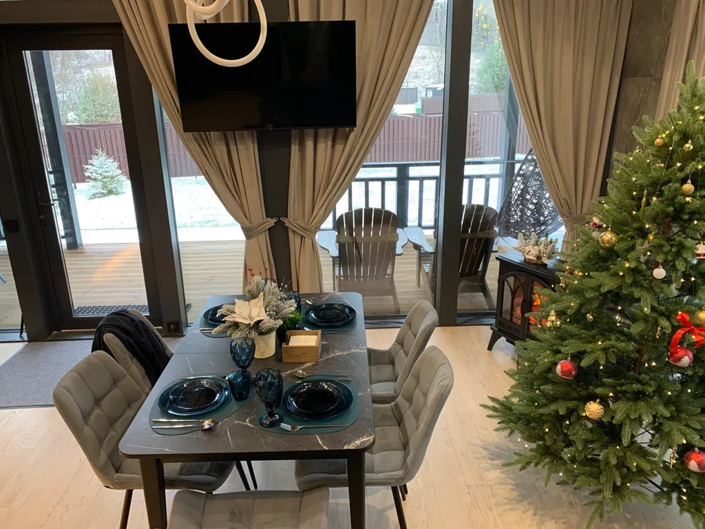 Дом под горой у реки