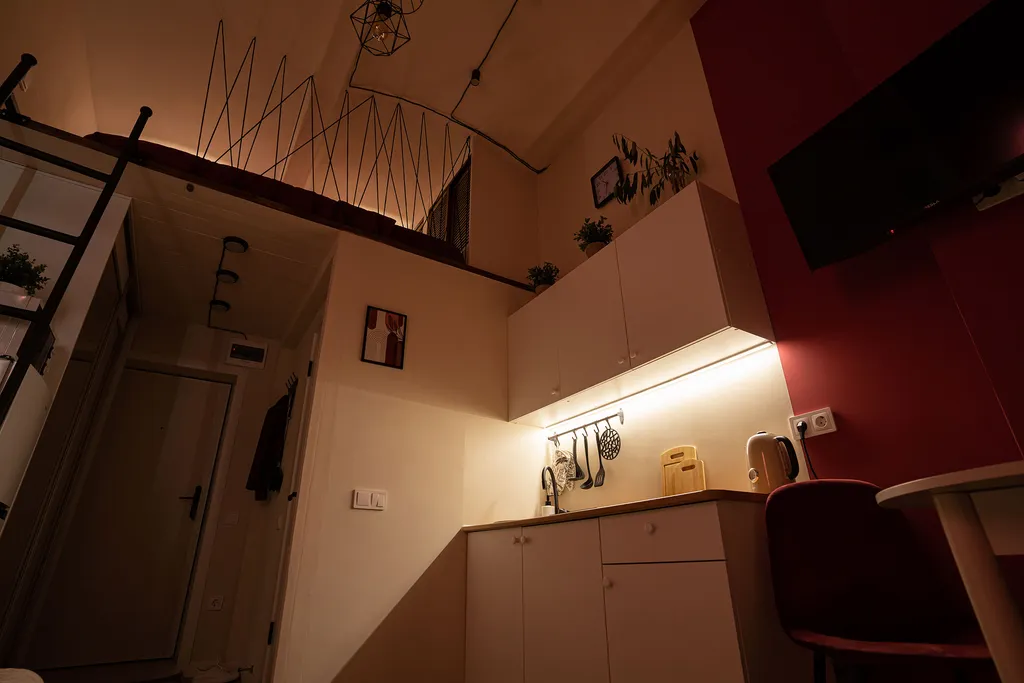 Яркая двухуровневая мини-студия