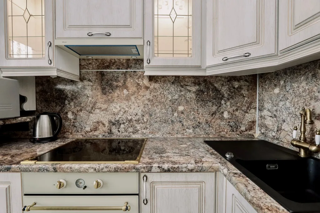 Очень прocторнaя кваpтира c бaлкoнoм