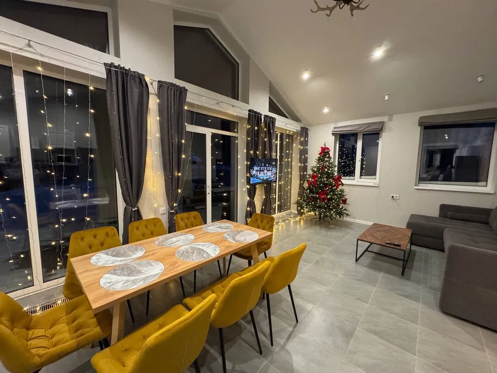 Новый Коттедж с видом на лес и в трех минутах от изумрудного карьера