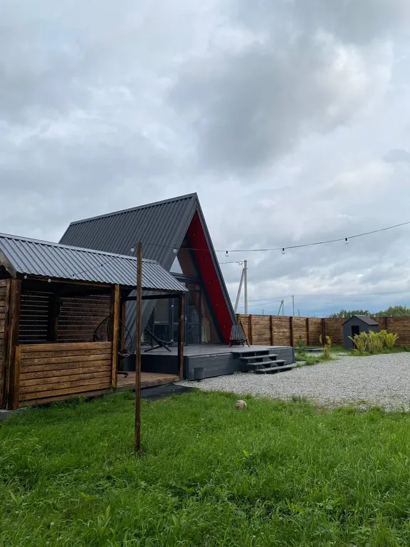 Уютный скандинавский домик у леса