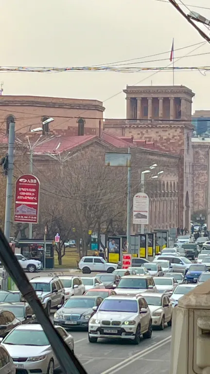 Новая квартира у площади