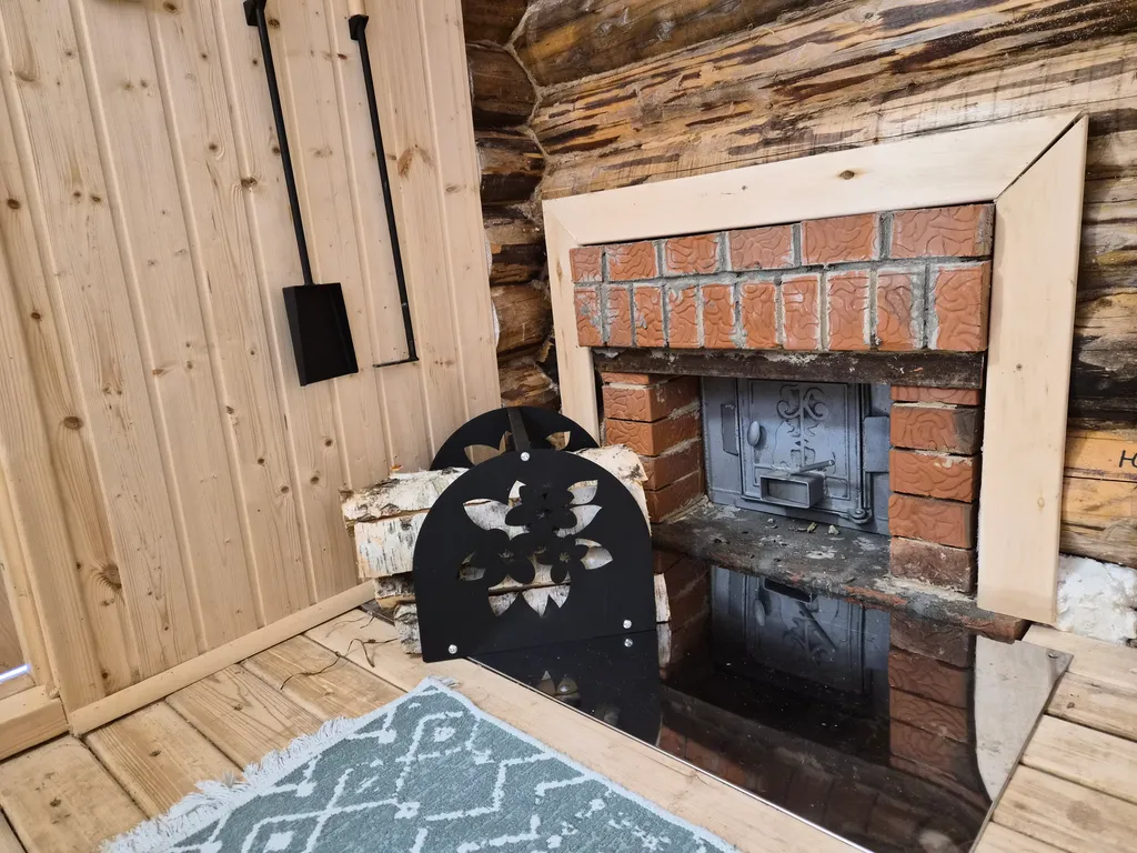 Дом на берегу леса