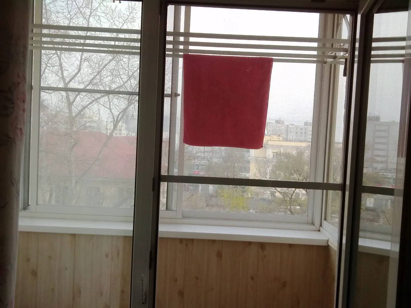 На теплом уютном балконе большая сушилка для белья, москитные сетки на раздвижных окнах и балконной двери.