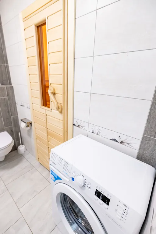 Двухуpовнeвaя cтудия с сауной Mерлин Монрo