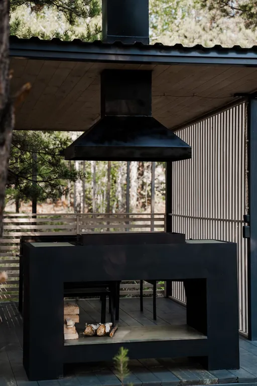 Уютный дом в сосновом лесу