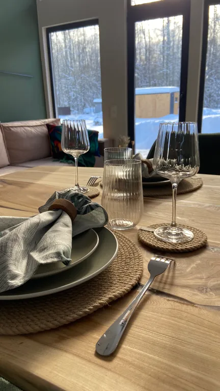 Дом с панорамными окнами и видом на лес