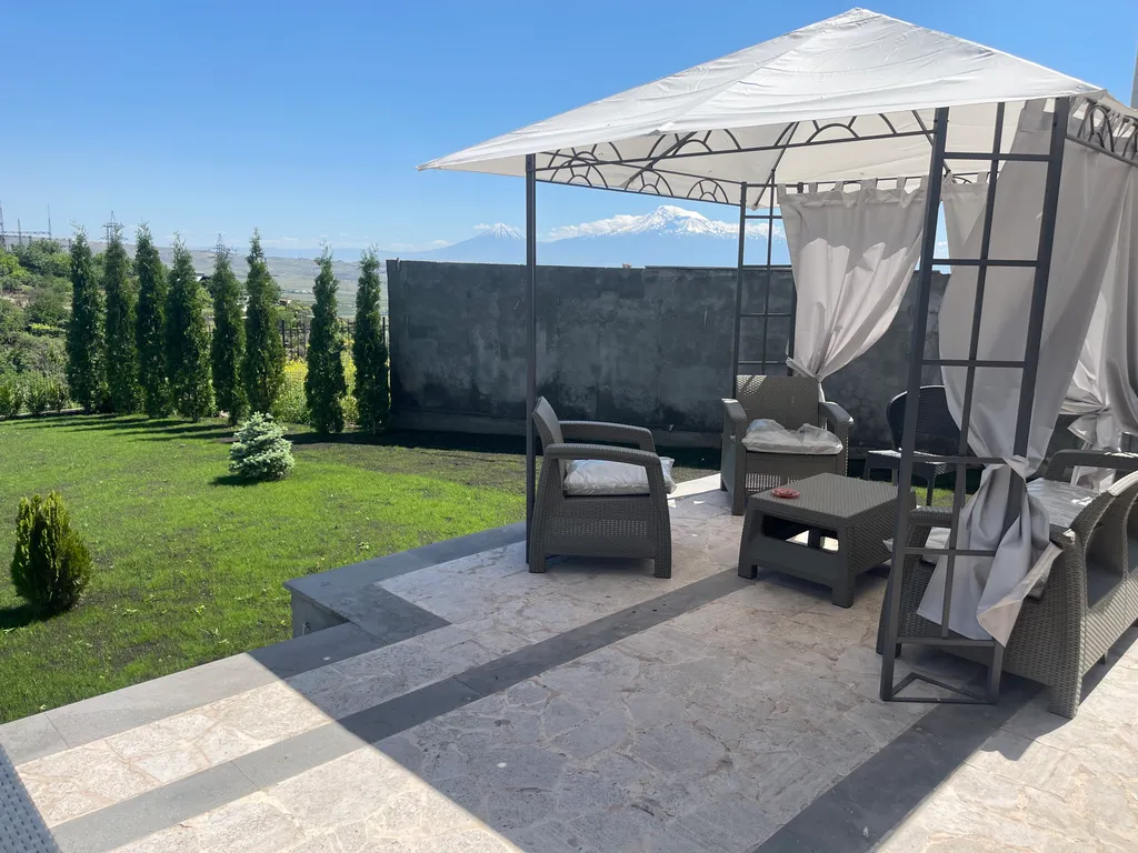 Роскошная вилла с бассейном и с видом на Арарат