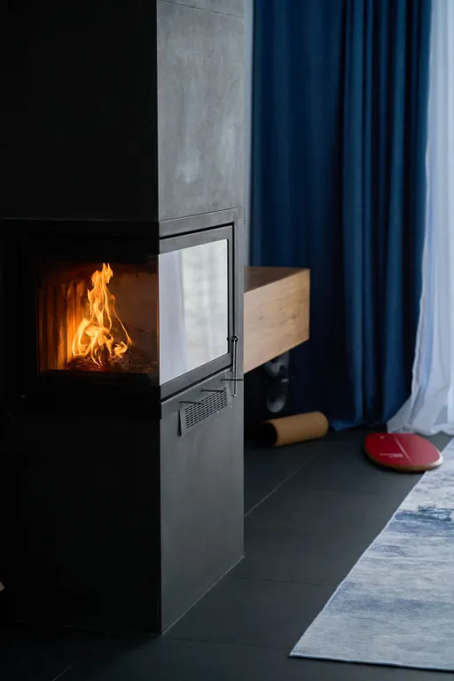 Новый дом в окружении елок с панорамными окнами и баней