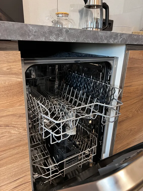 Теплый домик на берегу озера с баней и чаном