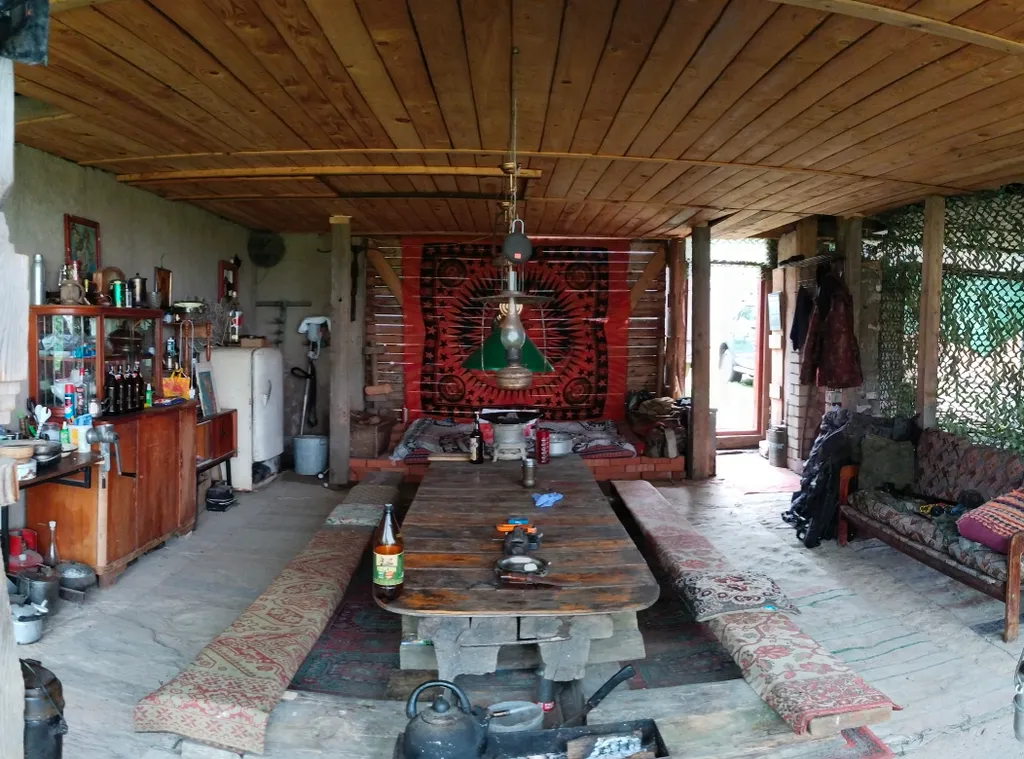 Деревенский домик на берегу озера