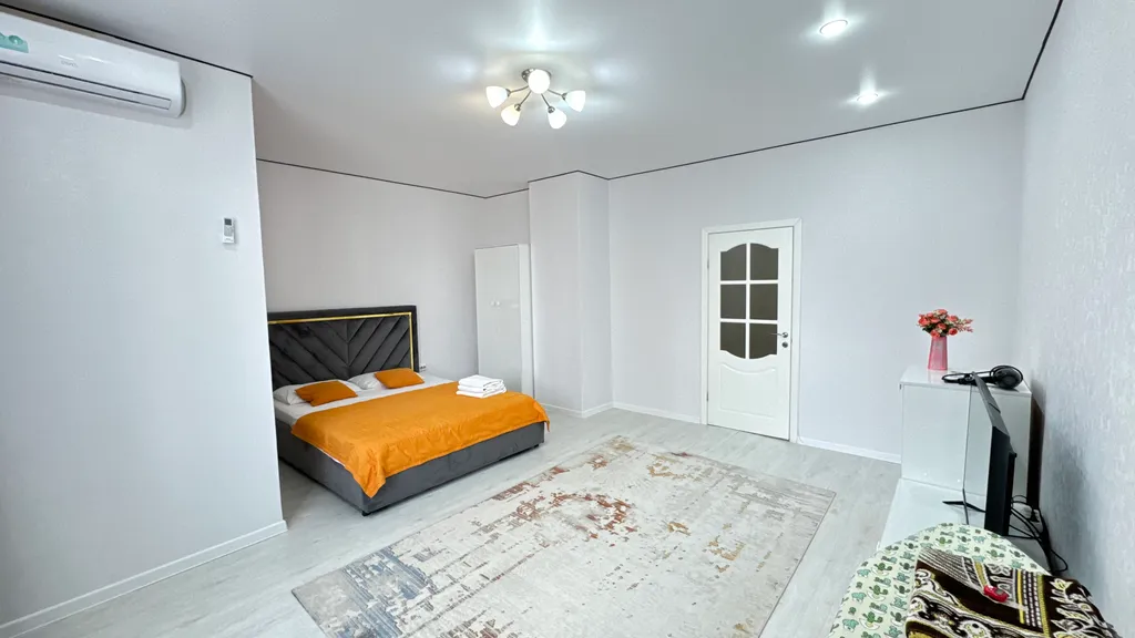 ЖК Дипломат в центре левого берега вид на Байтерек